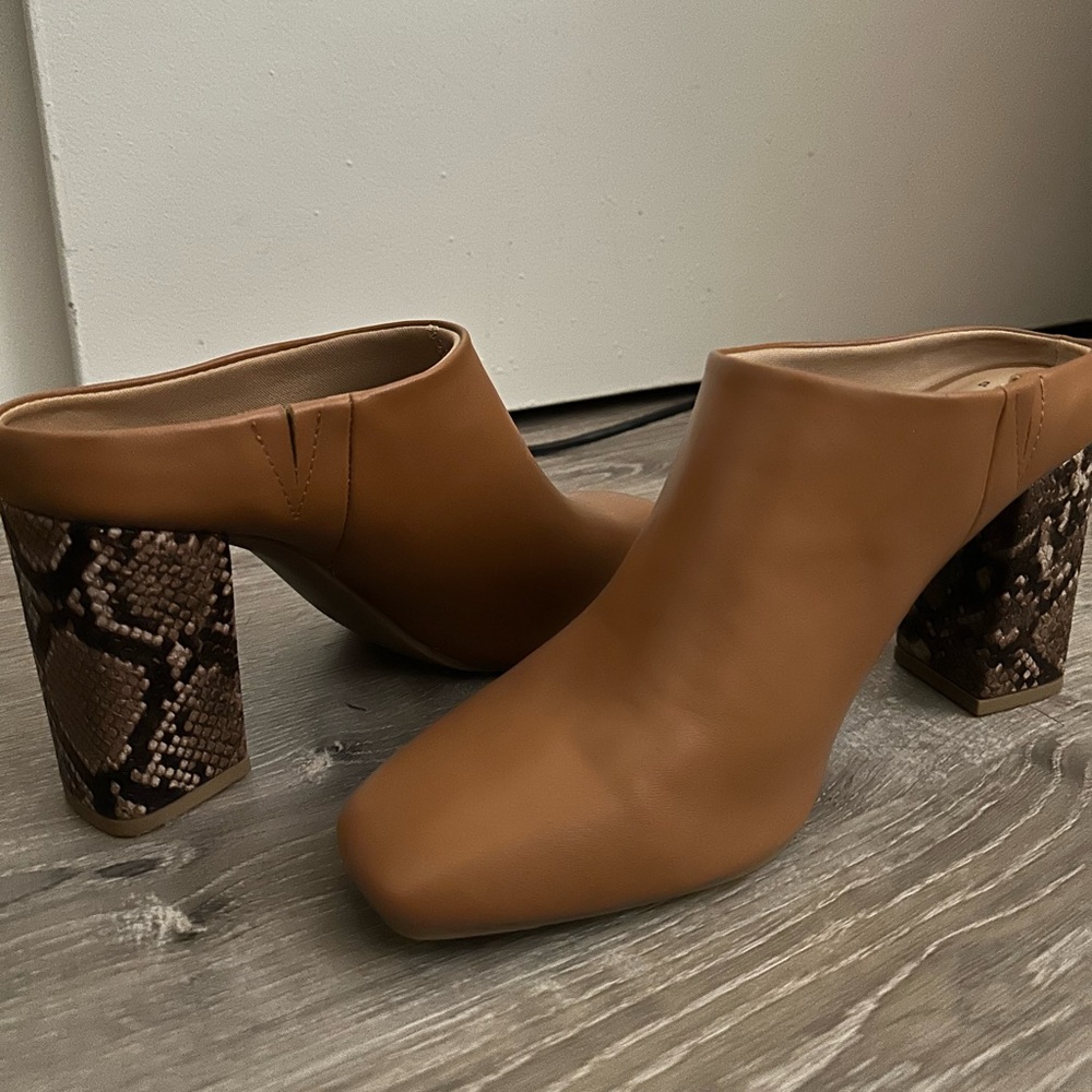 Heeled Mules w/snake skin design
